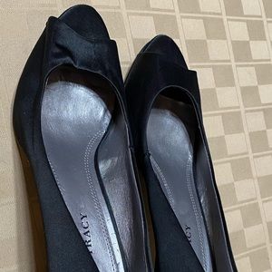 EUC Ellen Tracy Vanna Women's Black 3” Heels Pumps Size 9.5 Shoes Open Toe Peep.